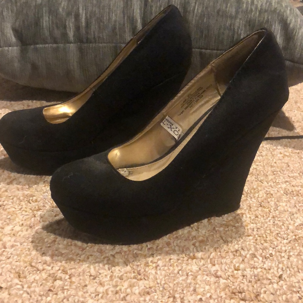 Black wedges